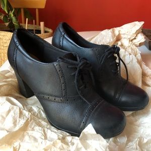 Clarks oxford heels